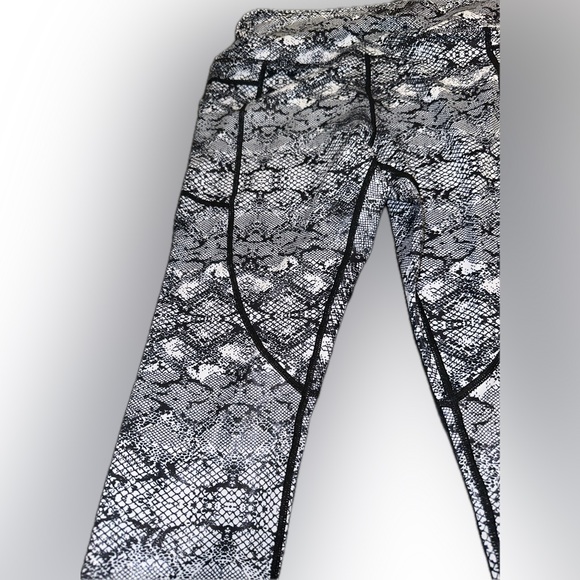 Zyia Light n Tight Pocket High Rise Capri 20” in Cobra Metallic - Picture 2 of 13